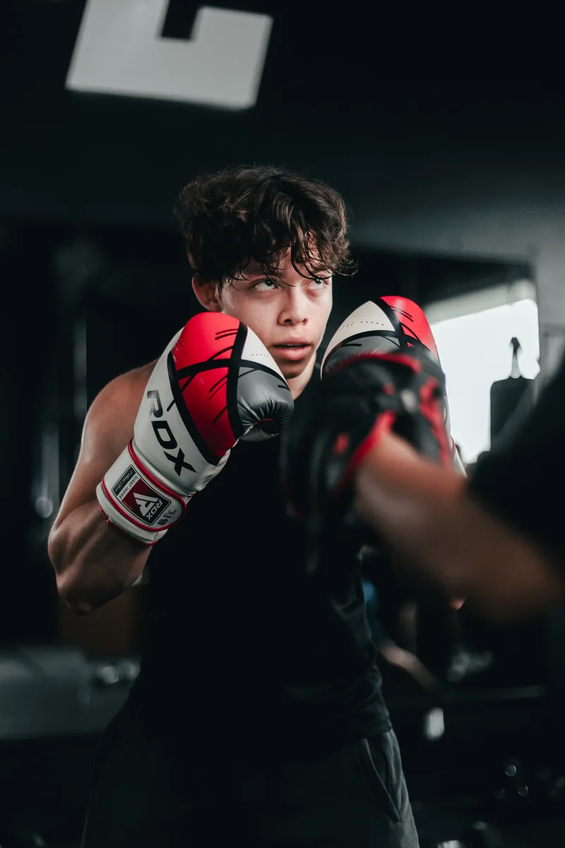 Práctica de técnica de boxeo con guantes